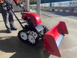 ❄️最強寒波？来るなら来い！

レインボーには除雪機がある。
除雪機の名前、それは

　　《《《　ユキオス　》》》

そのままの名前！準備万端！