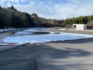 本日、23日金曜日
東コース、西コースともに通常通り営業いたします🈺