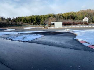 東コース、西コースともに雪かきは終わりました。
降らなければ明日は営業できそうです🈺

しかし、明日（23日）金曜日も積雪の影響でクローズする可能性があります。

明日の朝6時にX、インスタにてご連絡いたします。