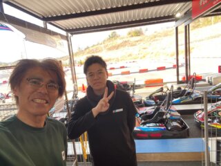 ISK土岐さんに行ってきました〜❗️
タイムアタックしたら
「さすがです！」「たったの10周でこのタイムを出すとは！」と、たくさん褒めてくれました🥹

お世辞とわかっていても超嬉しい💕店長さんと2ショット🥰🥰

土岐で僕より速いタイム（29.468）出した方！レインボーで1000円引きにするよ😆