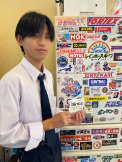 JAPAN DRONE LEAGUE 2025
年間ランキング総合チャンピオンの
『中澤 陸斗選手』に来店していただきました❗️

この人が、日本一のドローンレーサー！
そして！僕の高校の後輩！便乗して自慢！
名物冷蔵庫にステッカーもいただきました☺️🌈