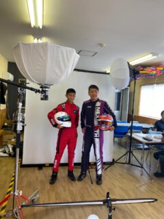 今日、明日は
『松田次生選手のカートレッスン』です
一緒にマンツーマンでのドライビングレッスンだけでなく

今日は特別に本格的な記念撮影まで😳

これは嬉しいでしょう‼️
松田選手、撮影まで快諾してくださりありがとうございます🌈