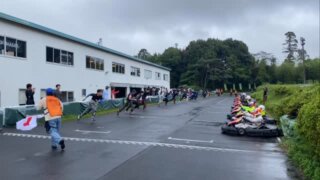 小雨の降る中
「　8時間耐久レースが始まりました　」

みんながんばれ✨
ゴールは今日の20時です😎