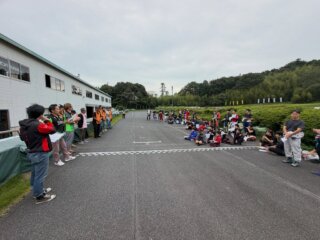 本日はSLレインボーカップシリーズ第4戦でした！
沢山のご来場ありがとうございました！
SLレースとは皆様の持ち込みカートのレースで全国各地、同じ規則で行われるレース、レインボーでは速いカテゴリーでのストレートエンドの速度はおよそ100キロ！乗ったらまさにF1の気分が味わえます！
その中で今日のトピックスは、KTチャレンジクラスの金子選手！7★歳なのに10代20代の若いドライバーがひしめく中でタイムトライアルはなんと50年ぶりのポールポジション！決勝も見事3位表彰台を獲得しました！表彰式で他の若い子達のシャンパンファイトを全力で楽しんでおられ「こんな若い子達とガチんコでバトルでできて最高だったよ！」と仰ってたのが印象的でした。こんな感じに素敵に歳を重ねたいです！
次のレースは12月20日に第5戦最終戦です！お楽しみに！