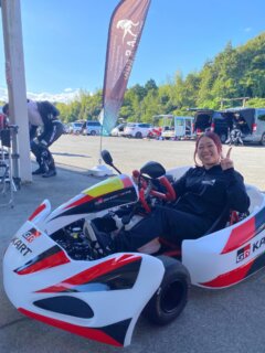バイクレッスンのスタッフに試乗してもらいました🥰

GRカートは身長135センチから185センチまで！
ハンドルの高さは4段階！
ペダルは8段階に調整可能🉑

男性も女性もお子様も、簡単にシェアして楽しむことができます☺️