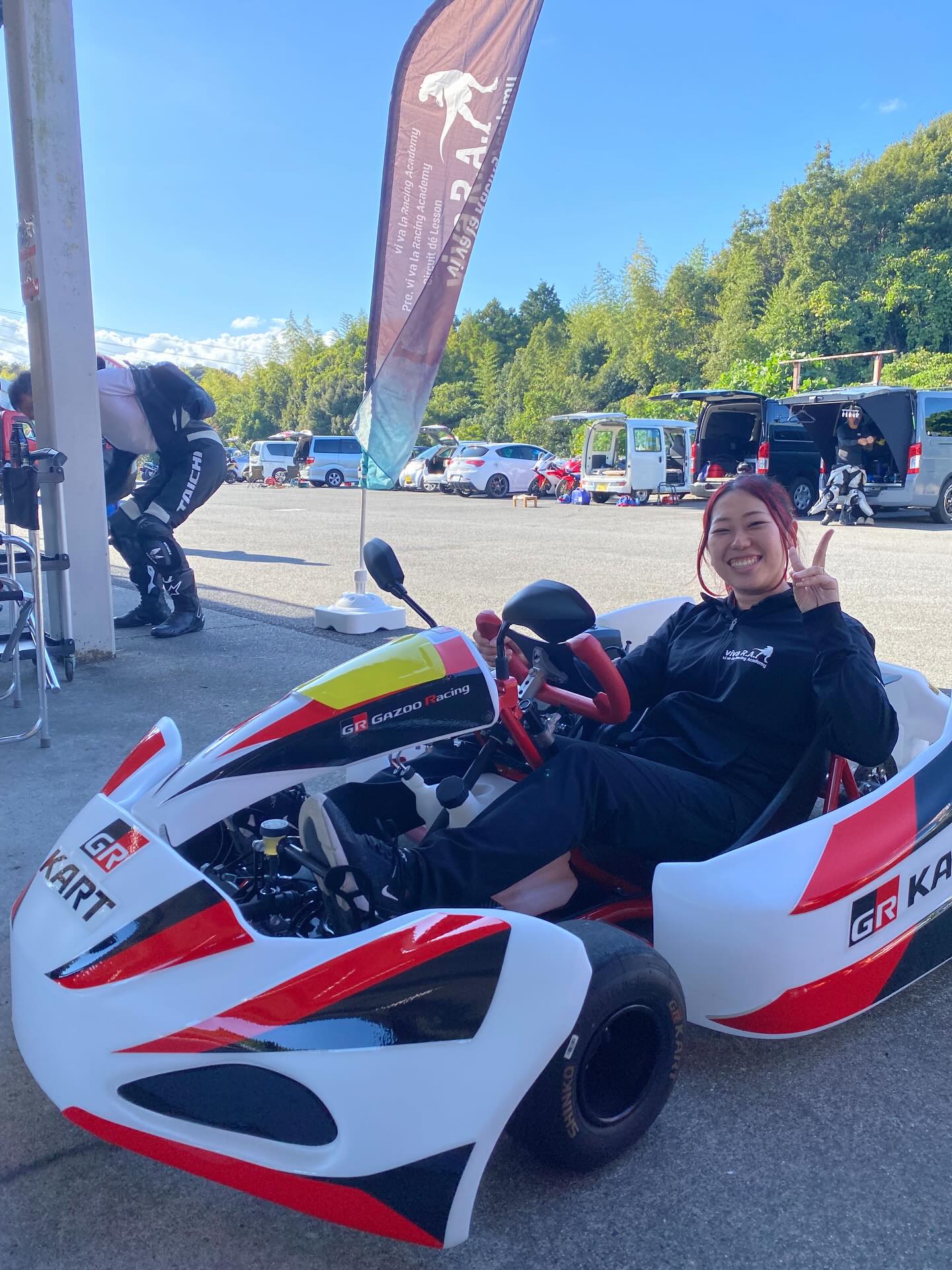 バイクレッスンのスタッフに試乗してもらいました🥰

GRカートは身長135センチから185センチまで！
ハンドルの高さは4段階！
ペダルは8段階に調整可能🉑

男性も女性もお子様も、簡単にシェアして楽しむことができます☺️